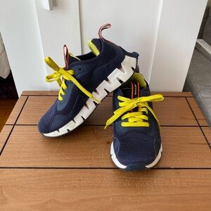Reebok Zig Dynamica shoes in a navy blue and solar lime, Size 4 (23cm)